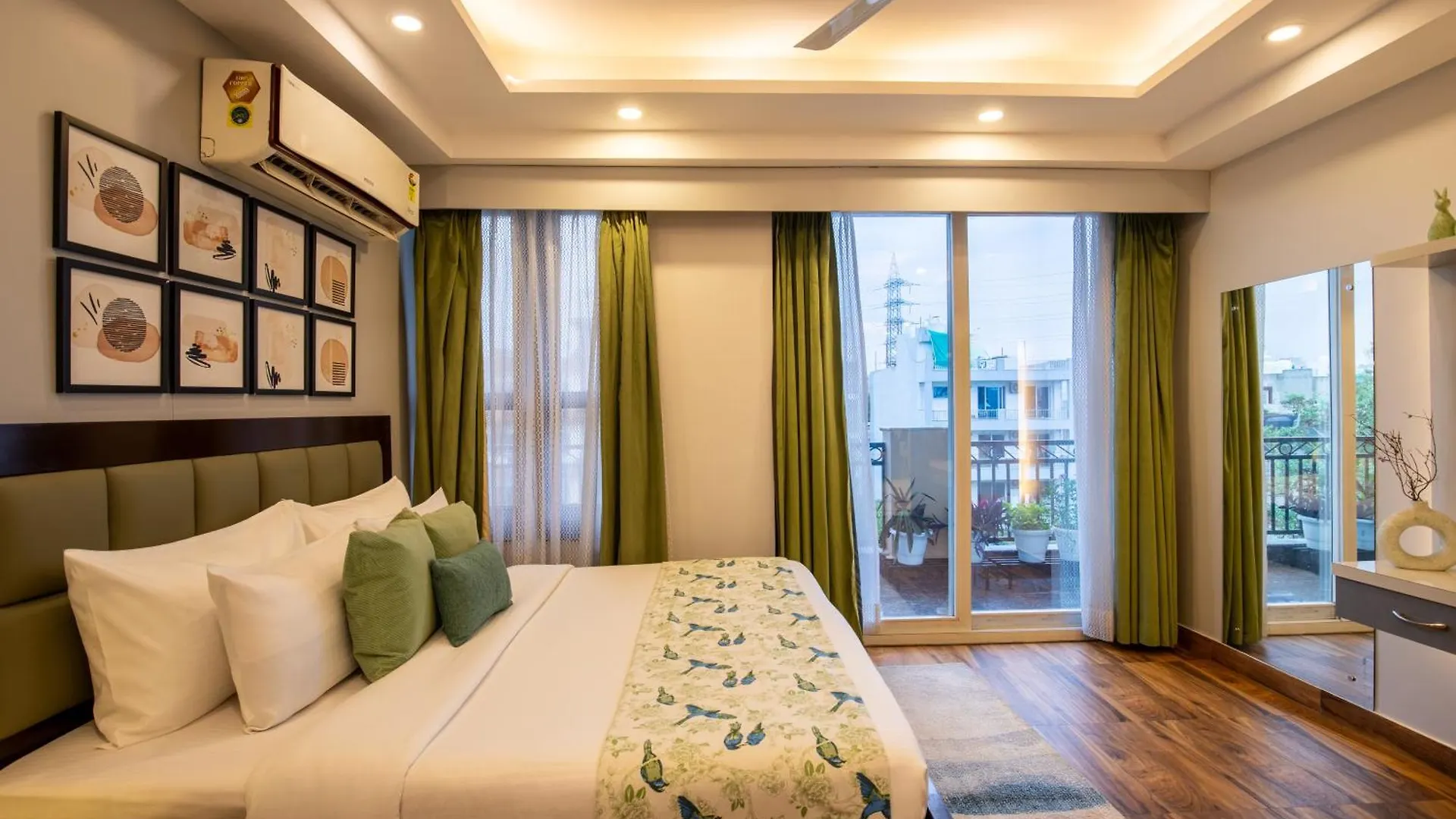 Bedchambers Medicity Serviced Apartments In Gurgaon Hindistan